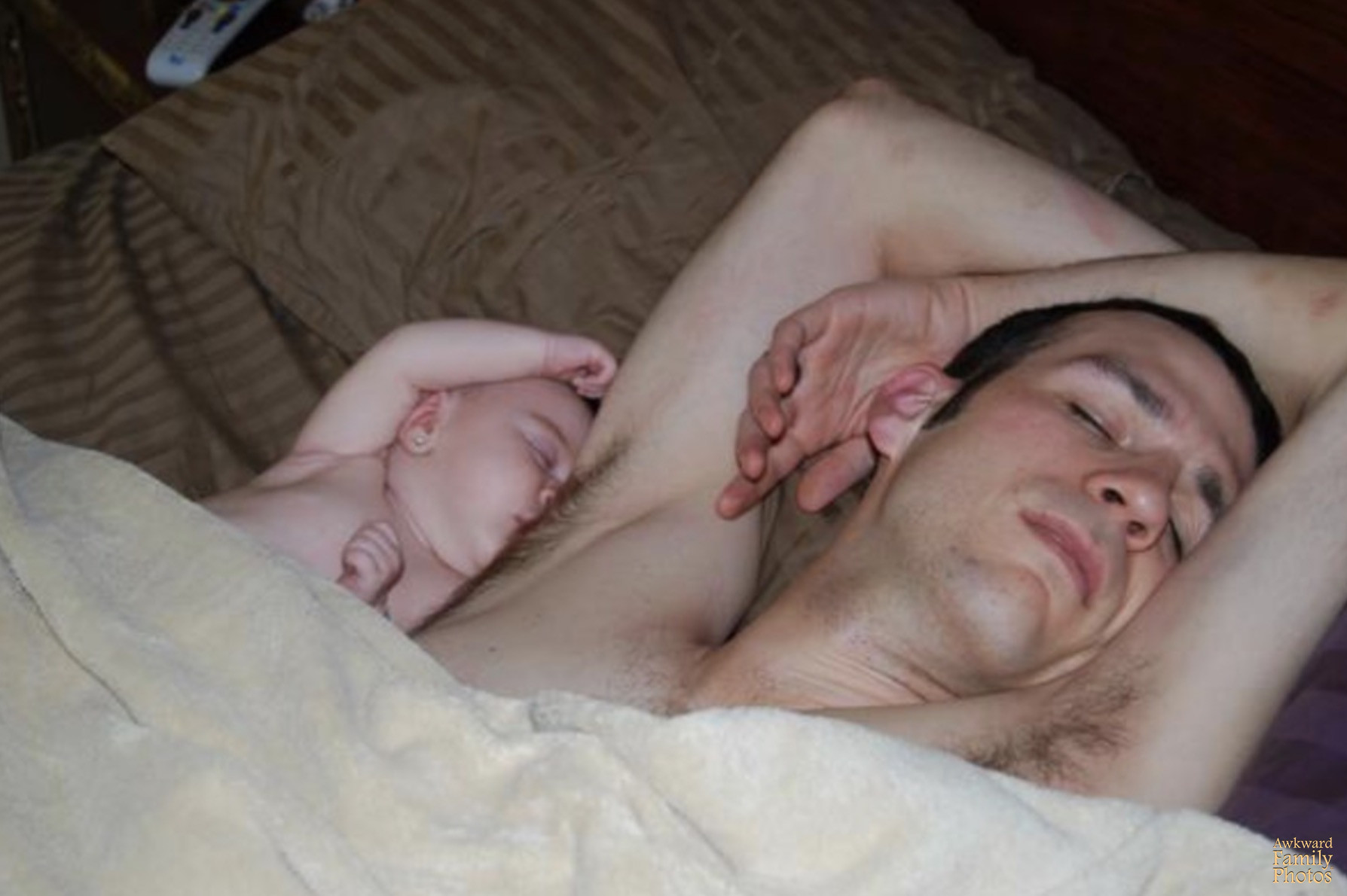 Мать увидела спящего сына. Папа с голеньким младенцем.