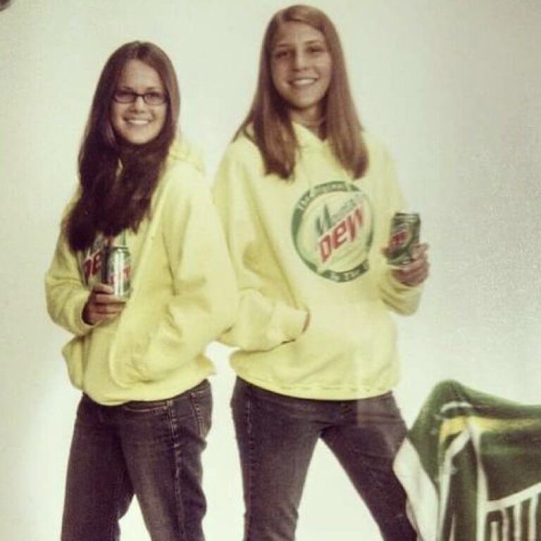 Funny Best Friend Pictures | Awkward Family Photos